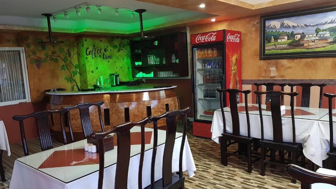 Typical Nepali Kitchen - No Pizza - No Pasta - No Problem !! Hotel Sauraha Exterior photo